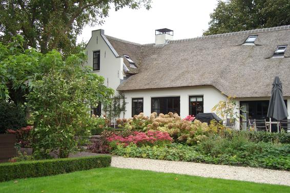 Landelijke tuin met speelhuisje, Abcoude